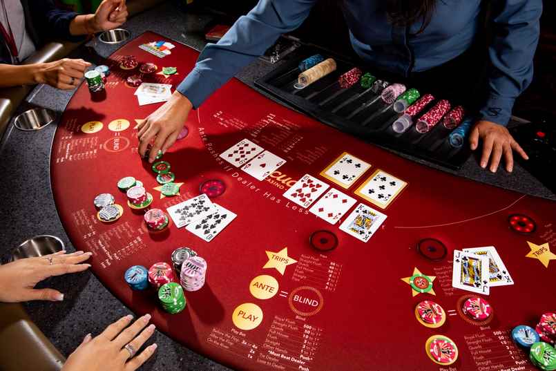 Poker Bluff là một chiến thuật Bluff khá mạnh nhưng đi kèm nhiều rủi ro